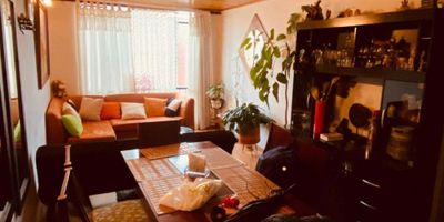 Descubre este exclusivo apartamento en una zona residencial tranquila y segura. Con 3 habitación, 2 baños, vestier , cocina integral, piso de madera laminada  , sala comedor , ofrece comodidad y elegancia. Disfruta de la iluminación natural, vista panorámica y zonas verdes. El conjunto cerrado cuenta con vigilancia 24/7, salón de juegos, gimnasio y canchas deportivas. Cerca de supermercados, colegios y transporte público. ¡Vive la experiencia de lujo y confort que mereces! Contáctanos en Inmobiliaria Dali al 3504864643.