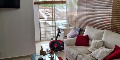 Apartamento en Venta ubicado en Alamos en unidad cerrada cerca a la avenida principal, supermercados de cadena, parque principal, centros comerciales, universidades, iglesia, rutas de transporte publico y servicios complementarios de la zona, cuenta con ventilacion e iluminación natural, con salacomedor, pisos en porcelanato, tres habitaciones, dos baños, cocina Integral meson en marmol, estufa y calentador a gas. La unidad cuenta con un parqueadero cubierto. Con vigilancia y portería las 24 horas. Inmuebles sujetos a verificación de disponibilidad