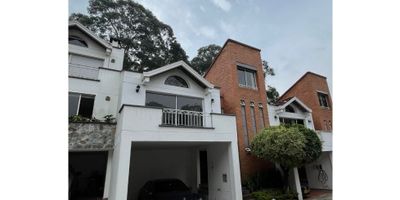 Codigo 965FRA5238 Venta de Casa Sector San Lucas.

Descubre esta espectacular propiedad, ubicada en una de las zonas más tranquilas y apetecidas de Medellín. Una casa amplia, iluminada y con espacios ideales para disfrutar en familia.

Características principales:


 
 4 habitaciones amplias, perfectas para el confort de toda la familia.
 
 
 3 baños  (2 completos), modernos y funcionales.
 
 
 Ático versátil, que puede funcionar como quinta habitación, biblioteca, sala de juegos u oficina.
 
 
 Gran terraza interior, ideal para disfrutar las frescas tardes de Medellín, realizar un BBQ con amigos o simplemente relajarte en un ambiente privado.
 
 
 Garaje cubierto, cómodo y seguro.
 
 
 Ubicada en unidad cerrada, con ambiente tranquilo y seguro.
 
 
 Vive la experiencia de barrio, rodeado de naturaleza, serenidad y excelente ubicación.
 


Una oportunidad única para quienes buscan comodidad, amplitud y una excelente calidad de vida en San Lucas.
