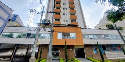 Hermoso aparta estudio ubicado cerca al Parque Central de Floridablanca, un espacio acogedor que ofrece sala-comedor, cocina integral, zona de ropas, una habitación confortable, un baño, balcón con agradable vista, parqueadero cubierto y bodega. El conjunto residencial brinda excelentes amenidades como piscina, gimnasio, parque infantil y vigilancia 24 horas, garantizando comodidad, seguridad y bienestar en un entorno ideal para vivir. Contáctanos hoy mismo en Inmobiliaria Cañaveral Parque S.A.S.