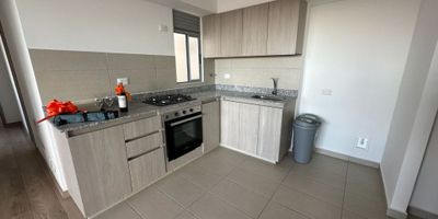 Apartamento en ARRIENDO de 3 habitaciones - principal con baño y vestier (2 auxiliares con closet), baño auxiliar completo, baño social, sala comedor - calentador, cocina integral, zona de ropas, parqueadero y cuarto útil.