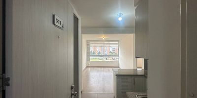 Apartamento en arriendo – Castilla Reservado (60 m²), Este acogedor y moderno apartamento de 60 metros cuadrados, ubicado en el tranquilo y bien valorado sector de Castilla Reservado, ofrece espacios iluminados, distribución funcional y todo lo necesario para disfrutar de una vida cómoda y práctica, Características del inmueble, Habitaciones: 2 habitaciones amplias, con excelente iluminación natural y espacio para cama doble o semidoble, Baños: 2 baños completos, uno de ellos ubicado en la habitación principal, Sala–comedor: Amplia zona social integrada, ideal para recibir visitas o disfrutar de un ambiente familiar cómodo y versátil, Cocina: Cocina moderna de concepto abierto, con muebles en buen estado y suficiente espacio de almacenamiento. Zona de ropas: Área independiente para lavadora, tendedero y labores del hogar. Entorno y conjunto Ubicado en un conjunto tranquilo, seguro. Cod: 5245