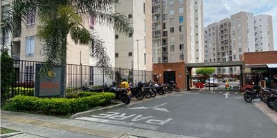 Se vende apartamento al sur de la ciudad de Cali, barrio valle del Lili, piso noveno, 56 metros, cuenta con dos habitaciones, principal con Vestier y baño privado, sala comedor, cocina integral, zona de oficio, estudio o tercera habitación, balcón con vista interna, El conjunto cuenta con zonas verdes, zona para niños, salón social, piscina para niños y adultos y vigilancia privada las 24 horas. Cerca de centros comerciales Jardín Plaza y Unicentro; cerca de almacenes de cadena Éxito, D1 y Ara; cerca a colegio Senderos de Lili y Bautista Emmanuel; cerca a Universidad Autónoma de Occidente; cerca a estación del MIO (Universidades). Cod. 9092783

 