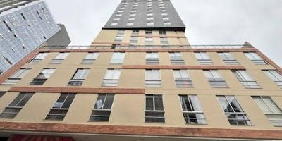 Excelente apto en el vibrante centro de Bogotá de 2 hab, una con baño privado y la otra adaptada para home office, sala comedor, cocina tipo americano y zona ropas independiente, espacio que te garantizará confort mientras disfrutas de un estilo de vida moderno y relajado. Su edificio contemporáneo te brinda todo en un solo lugar, recepción tipo lobby, lavandería, salón social, homework, gym, homestorage y terraza con una impresionante vista 360. Qué esperas, no dejes que alguien se te adelante!