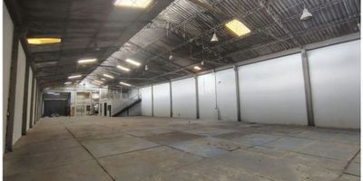 odega de 1.200 m² ubicada en la zona industrial y comercial de Boyacá Real, construida sobre un lote de 15 metros de frente por 50 metros de fondo. Cuenta con un área libre de 650 m² a doble altura, ideal para maniobra, almacenamiento o producción, y 550 m² adicionales distribuidos en tres pisos para oficinas y áreas de servicio. Pisos de alta resistencia con capacidad portante de 4 Ton/m², perfecta para operaciones exigentes. Además, dispone de una capacidad eléctrica de 45 KVA, brindando solidez para procesos industriales y equipos de alto consumo.

Características: 1.200 m² construidos // Lote 15 x 50 (750 m²) // 650 m² área libre doble altura // 550 m² oficinas y servicios en tres pisos // Pisos alta resistencia 4 Ton/m² // Capacidad eléctrica 45 KVA // Ubicación estratégica en zona industrial y comercial
