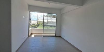Descripción: 
447-13478 Apartamento en Arriendo en el Sector Alcaravanes. Este apartamento de 56 metros ofrece un diseño cómodo y funcional. Cuenta con 3 alcobas, 2 baños, sala comedor iluminada, cocina integral moderna, zona de ropas independiente, balcón con vista agradable. Además, dispone de parqueadero privado.
Se encuentra ubicado en una unidad cerrada que ofrece portería 24 horas, ascensor y shut de basuras. Su ubicación estratégica permite fácil acceso a rutas de transporte público. Código del inmueble: 13478