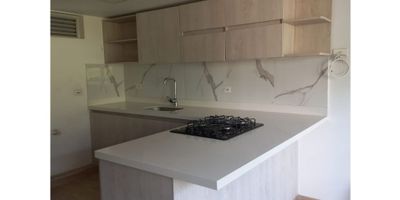 El apartamento cuenta con  tres habitaciones, dos de ellas con clóset. Dispone de sala-comedor, cocina integral, zona de ropas, calentador de agua y no tiene parqueadero.
La unidad residencial ofrece múltiples amenidades, entre ellas dos piscinas para adultos y una para niños, gimnasio al aire libre, dos salones sociales, placa deportiva para fútbol o baloncesto, dos parques infantiles, zona BBQ y área para mascotas.
Además, el apartamento tiene vista a las zonas comunes y al cerro Quitasol.
