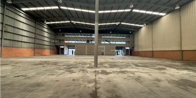 Bodega industrial de 2.480 m² ubicada en Funza, una zona estratégica para operación logística y almacenamiento. Cuenta con 2.000 m² de área de bodega y 480 m² de oficinas distribuidos en tres niveles (cada piso de 20 m x 5.5 m).
La altura es de 11.5 m en la parte más alta y 10.5 m en laterales, ideal para maniobra, estantería y equipos de carga. El piso tiene una resistencia de 5 toneladas por carga puntual, perfecto para procesos industriales exigentes.

Dispone de servicios independientes, portón de acceso tipo mulera, y 6 baños distribuidos para personal operativo y administrativo.

Características: 2.480 m² área total // 2.000 m² área de bodega // 480 m² oficinas en 3 niveles // Altura 11.5 m – 10.5 m laterales // Piso capacidad 5 ton/carga puntual // Servicios independientes // Portón mulera // 6 baños
