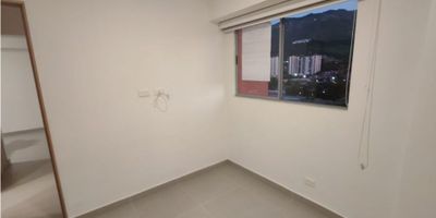 Apartamento en la unidad hacienda Niquía en la estación Niquía. 50 mts , 2 habitaciones, 2 baños, calentador, 1 Vestier,balcon, parqueadero privado y cuarto útil, full acabados. Entre las zonas comunes de la unidad: Cancha sintética, fútbol, golfito, pista skate, juegos infantiles, zona BBQ, gimnasio descubierto, cubierto, zona de piscinas y placa polideportiva. A unas cuadras de la estación del metro y del Centro Comercial Puerta del Norte.
