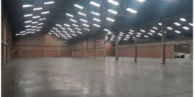 Amplia y versátil bodega industrial de 6.750 m² ubicada en la Zona Industrial de Fontibón, cerca al Aeropuerto. Cuenta con un área libre con altura de 6,80 m a cercha y 10 m a cumbrera, lo que permite maniobra eficiente, estantería en altura y operación de equipos de carga.

Dispone de dos muelles deprimidos y dos muelles a nivel, ofreciendo flexibilidad para cargue y descargue de mercancía. Tiene capacidad eléctrica de 120 KVA, pisos esmaltados de alta resistencia con capacidad portante de 4 Ton/m², y excelente iluminación natural que optimiza el uso del espacio.

Características: 6.750 m² construidos // Altura 6,80 m a cercha – 10 m a cumbrera // 2 muelles deprimidos // 2 muelles a nivel // Capacidad eléctrica 120 KVA // Pisos alta resistencia 4 Ton/m² // Iluminación natural // Inmueble rentando // Ubicación estratégica en Fontibón cerca al Aeropuerto
