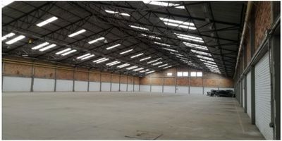 Amplia y funcional bodega industrial de 3.776 m² ubicada en el sector industrial de Fontibón, ideal para operaciones de gran escala. Cuenta con 3.400 m² de área libre a doble altura, 220 m² de oficinas y servicios, y 156 m² de zona de cargue, optimizando al máximo las operaciones logísticas.

Dispone de doble ingreso vehicular con portones aptos para tractomulas, pisos de alta resistencia con capacidad portante de 6 ton/m² y capacidad eléctrica de 220 KVA, lo que la hace perfecta para procesos industriales exigentes. Incluye baterías de baños para damas y caballeros.

Actualmente se encuentra rentando
