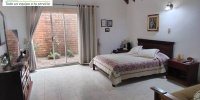 Apto piso 2, hermoso de 145 m² en La Castellana, a una cuadra de la Universidad Adventista, perfectos para familias que buscan amplitud, independencia y tranquilidad.El apartamento cuenta con 4 habitaciones, dos de ellas con baño privado. Tres habitaciones tienen salida directa a la terraza y la otra cuenta con balcón. Dispone de sala, comedor y estudio totalmente independientes, cocina integral con red de gas, cuarto de ropas, 4 baños en total y 3 balcones. Incluye parqueadero doble lineal y cuarto útil.Edificio con porteria 24.7, Salon social y ascensor.El sector se caracteriza por su ambiente tranquilo, zonas verdes y colegios de alto nivel. El inmueble tiene una arquitectura amplia propia de construcciones maduras: todo está en perfecto estado de conservación, listo para habitar e ir actualizando con calma.Precio de oportunidad, equivalente al valor del avalúo realizado hace cuatro años.