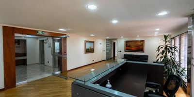 Presentamos para alquiler oficina corporativa con un área de 401m², diseñada para potenciar la productividad y el prestigio de su empresa. Ubicada estratégicamente en el norte de la ciudad, esta propiedad goza de una conectividad inigualable y proximidad a importantes centros de negocios, restaurantes y opciones de transporte público. El espacio, que destaca por su diseño moderno y acabados de alta calidad, ofrece una distribución versátil que incluye dos amplios espacios para recepción u oficinas modulares, 9 oficinas privadas, 2 amplias salas de juntas equipadas, cocina, áreas de descanso, baños para hombres y mujeres que incluyen también para discapacitados. La flexibilidad del diseño modular se adapta perfectamente a las dinámicas de trabajo o necesidad del cliente.  El edificio corporativo ofrece servicios de recepción y vigilancia 24 horas