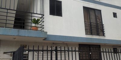 HERMOSOS APARTAMENTO EN LA NUEVA FLORESTA TERCER PISO. CONSTA DE SALA COMEDOR,COCINA SENCILLA SIN GABINETES 3 CUARTOS DOS CON CLOSET , UN BAÑO COMPLETO, ZONA DE OFICO  Y ANTEJARDIN PARA PARQUEAR UNA MOTO