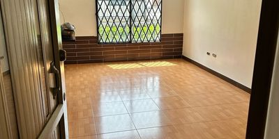 SE VENDE APARTAMENTO 3 PISO al norte de Cali en el Barrio Barranquilla al lado de la Rivera 
Área 60 Mts2 
3 habitaciones con Closet 
1 Baño 
Cocina 
Espacio para sala comedor 
parqueadero Comunitario 
$175 Millones