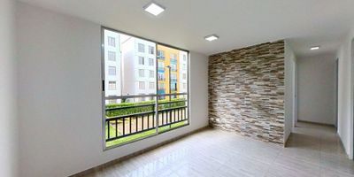 Apartamento en venta de 50m2, con vista exterior, ubicado en un 2do piso (Torre C Apto 202), acceso por escaleras. Consta de 3 habitaciones, 2 baños, sala comedor, cocina integral y zona de lavandería. Tiene piso cerámico en todas sus zonas. El conjunto cuenta con zonas verdes, zona para niños y vigilancia privada las 24 horas. Cerca a centro comercial Caney Plaza y Jardín Plaza; cerca a almacenes de cadena Éxito, Makro, D1 y Ara; cerca a colegio Liceo Anglo del Valle y Senderos de Lili; cerca a Universidad del Valle; cerca a paradas del MIO estación de Universidades; Vías de acceso por la Calle 50 y Carrera 83F.ID-40879664703
