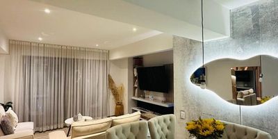 Descubre este elegante apartamento de 2 habitaciones y 2 baños, con una distribución impecable que te invita a disfrutar de cada espacio. Con 79 metros cuadrados, ofrece comodidad y funcionalidad en cada rincón. Además, cuenta con 1 parqueadero para tu conveniencia. Ubicado en una zona privilegiada, este inmueble es ideal para quienes valoran la calidad y la sofisticación en su estilo de vida. Experimenta la armonía y la elegancia en cada detalle de este lugar que podrías llamar hogar. ¡Bienvenido a tu nuevo espacio de confort y distinción!