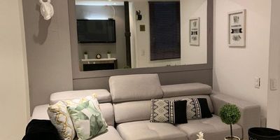 Descubre este encantador apartamento de 2 habitaciones y 1 baño, con una distribución inteligente que maximiza sus 60 metros cuadrados. Su diseño moderno y funcional crea un ambiente acogedor y versátil, ideal para adaptarse a tus necesidades. Además, cuenta con 1 parqueadero para tu comodidad. Ubicado en una zona privilegiada, ofrece fácil acceso a servicios y transporte público. Vive la experiencia de un hogar bien pensado y disfruta de cada rincón con estilo y confort. ¡Bienvenido a tu nuevo hogar!