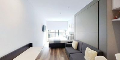 ?️ Apartaestudio en venta – Edificio Taj 97 Smart, Chicó Norte Etapa 2

Excelente apartaestudio en el exclusivo Edificio Taj 97 Smart, ubicado en Chicó Norte Etapa 2, una de las zonas más valorizadas y estratégicas del norte de Bogotá. Ideal para inversionistas, profesionales jóvenes o para quienes buscan un espacio moderno, funcional y con alta demanda de renta.

? Área construida: 24 m²
? 1 habitación tipo estudio
? 1 baño completo
? Sin parqueadero
? Dirección: Calle 98 # 13 – 41
? Antigüedad: 1 año (edificio casi nuevo)
? Estrato: 6
? Precio de venta: $505.000.000

✨ Características del apartaestudio


 
 Diseño compacto y funcional con espacios muy bien distribuidos.
 
 
 Ambiente integrado tipo loft, ideal para uso residencial o inversión en renta corta/larga.
 
 
 Cocina integral moderna.
 
 
 Piso laminado.
 
 
 Vista exterior, excelente iluminación.
 
 
 Baño completamente terminado con acabados modernos.
 
 
 Ubicado en piso 3, con fácil acceso.
 
 
 Edificio totalmente remodelado y actualizado.
 


? Zonas comunes del edificio

El edificio ofrece espacios de alto nivel:
? Portería y seguridad 24/7
? Parqueaderos de visitantes
? Salón comunal
? Zona BBQ
? Conjunto cerrado

? Ubicación estratégica

Situado en Chicó Norte Etapa 2, una de las zonas preferidas por ejecutivos, extranjeros e inversionistas. A pocos pasos de:


 
 Parque de la 93
 
 
 World Trade Center (WTC)
 
 
 Carrera 15, Calle 100 y NQS
 
 
 Centros empresariales, restaurantes, hoteles y zonas financieras
 
 
 Transporte público y vías de acceso principales
 


Este apartaestudio ofrece alta rentabilidad, excelente ubicación y un diseño ideal para quienes buscan un espacio moderno en el norte de Bogotá.

? Bogotá Real Estate
Expertos en inversión urbana y vivienda en zonas premium de Bogotá.
? Contáctanos para más información o agendar visita.
