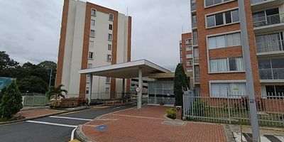 En Proyecta tenemos para ti un cómodo, ventilado e iluminado apartamento en excelentes condiciones en arriendo, ubicado en el conjunto Malaca, en este inmueble encontraras el espacio perfecto para vivir con comodidad, tranquilidad y excelente ubicación, Cuenta con tres alcobas, dos de ellas con clóset, dos baños, Sala comedor, Cocina integral, Zona de lavado, parqueadero privado cubierto y balcón. Con todos sus acabados y muebles, cómodas vías de acceso,  el conjunto tiene sus zonas sociales en funcionamiento.   Contáctanos hoy mismo, hacemos todo por ti.