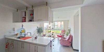 Vendo espectacular apartamento conn Club House en el sector de villa Alsacia y Hayuelos con vista exterior, en un 1er piso y con parqueadero propio. El Apto consta de 3 habitaciones, 2 baños, sala comedor, cocina integral y zona de lavandería. El conjunto cuenta con Piscina, Sauna, turco, terrazas con vista panoramica, zona de niños, zona BBQ, salónes sociales y vigilancia 24 horas. Cerca a centro comercial Multiplaza, El Edén; Colegios y Universidad. Portal El dorado; Vías de acceso por la Avenida Boyacá, Avenida Centenario, Av. Ciudad de Cali, AV. Américas y Av. El dorado. Excelente inversión.