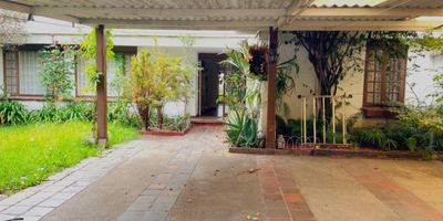 CONSTRUYE. TRANSFORMA. VIVE. CASA LOTE EN VENTA, LA BASE DE TU PRÓXIMO GRAN PROYECTO CON UBICACIÓN ESTRATÉGICA, CARÁCTER, PROYECCIÓN Y TODO EL POTENCIAL PARA TRANSFORMARSE EN UN PROYECTO HABITACIONAL RENTABLE DE 5 PISOS, HASTA 40 APARTAMENTOS DE AREA ENTRE 57M2 Y 111 M2 O UN DESARROLLO ARQUITECTÓNICO ÚNICO. LOTE CON UNA COMBINACIÓN DE UBICACIÓN PRIVILEGIADA, ENTORNO RESIDENCIAL CONSOLIDADO Y TERRENO AMPLIO CON EXCELENTE FRENTE DE 13M2 Y FONDO DE 30M2 Y UN HERMOSO ANTEJARDIN, CUENTA CON LA POSIBILIDAD DE UNIRSE CON LA CASA TRASERA Y TAMBIÉN CON EL VECINO LATERAL, AMPLIANDO SIGNIFICATIVAMENTE EL ÁREA DE CONSTRUCCIÓN Y PERMITIENDO UN DESARROLLO DE MAYOR ESCALA.  CASALOTE DE 390 M2 DE ÁREA Y 2 NIVELES CON   AMBIENTES LLENOS DE LUZ NATURAL GRACIAS A SUS VENTANALES CON VISTA AL JARDÍN INTERIOR, CERCANO A COLEGIOS, ZONAS VERDES, CLÍNICAS Y CENTROS COMERCIALES. INVIERTE EN POTENCIAL, TRANSFORMA CON VISIÓN Y HABITA CON PROPÓSITO. AGENDA HOY MISMO TU VISITA Y CONOCE EL ESPACIO DONDE TU PRÓXIMA GRAN OBRA PUEDE TOMAR VIDA. ATENCIÓN CONSTRUCTORES, ARQUITECTOS Y LOS QUE AMAN REMODELRAR ESTE ES EL ESPACIO PERFECTO PARA CREAR. ADRIANA BLANCO INMOBILIARIA