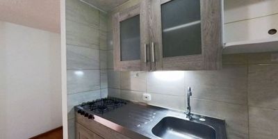 VENTA DE APARTAMENTO EN CONJUNTO ALBORADA REAL 2 - ZIPAQUIRA

GRAN OPORTUNIDAD PARA OBTENER SU VIVIENDA

Se ofrece Apartamento de 53 m² en primer piso, con una agradable vista interior y una distribución que brinda amplitud y confort. La remodelación realza cada espacio con acabados modernos: pisos laminados en habitaciones y zonas sociales, y cerámica en cocina y baños.

Distribución del inmueble:


 
 Dos habitaciones
 
 
 Dos baños
 
 
 Sala comedor
 
 
 Cocina integral
 
 
 Zona de lavandería
 


El conjunto residencial dispone de salón social, parque infantil, zonas verdes y vigilancia privada 24 horas, garantizando seguridad y tranquilidad.
Su ubicación es estratégica: a pocos minutos del Centro Comercial Megacity, supermercados Éxito, Ara y Colsubsidio, instituciones educativas reconocidas y la Universidad Politécnico Grancolombiano. Acceso directo por la Carrera 31 y la Calle 14.

Ventajas destacadas:


 
 Inmueble libre de gravámenes
 
 
 Acepta financiación con todos los bancos
 
 
 Totalmente remodelado
 
 
 Sector con alta valorización y excelente proyección
 


Agenda tu visita guiada y conoce en persona el apartamento que puede ser tu próximo hogar.

H3
