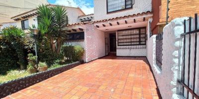 VIVE AL MEJOR ESTILO Y CON LA EXCLUSIVIDAD QUE TE MERECES CASA DÚPLEX EN VENTA, ESTA MAGNIFICA CASA DÚPLEX DE TRES NIVELES, UBICADA EN EL MUY COTIZADO BARRIO DE SANTA PAULA, BOGOTÁ, UNA ZONA RESIDENCIAL TRANQUILA, SEGURA Y RODEADA DE PARQUES Y ZONAS VERDES. CON 240 M² CONSTRUIDOS, ESTA PROPIEDAD OFRECE UN ESPACIO AMPLIO, FUNCIONAL Y LLENO DE LUZ NATURAL, IDEAL PARA QUIENES BUSCAN COMODIDAD, ESTILO Y CALIDAD DE VIDA. CON 3 HABITACIONES, 3 BAÑOS, SALA COMEDOR CON CHIMENEA, ESTUDIO, COCINA INDEPENDIENTE, ZONA DE LAVANDERÍA Y UN ACOGEDOR JARDÍN INTERIOR CON TERRAZA, PERFECTO PARA RELAJARSE O COMPARTIR EN FAMILIA. ADEMÁS, TIENE DOS TERRAZAS ADICIONALES EN DIFERENTES NIVELES QUE APORTAN LUZ, VENTILACIÓN Y VISTAS AGRADABLES CON FÁCIL ACCESO A SERVICIOS, VÍAS PRINCIPALES Y TODO LO QUE NECESITA A POCOS MINUTOS.