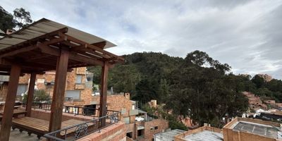 ESPECTACULAR PENTHOUSE CON TRES TERRAZAS PRIVADAS EN VENTA – SE ACEPTA PERMUTA
no pierdas esta oportunidad, invierte en una de las mejores zonas de la ciudad en bosques de pino rodeado de parques como el parque cedro del golf para pasar tardes y respirar aire puro sin salir de la ciudad con fáciles vías de acceso como la carrera 7, calle 147 y carrera 9 puntos clave para clínicas , universidades y zonas empresariales 
Penthouse con techos de doble altura y ventanales de piso a techo que ofrecen una vista de 360º hacia los cerros  lo que brinda un baño de luz natural en todos los espacios , con hall de entrada , sala y comedor integral al mejor estilo americano  , zona social, área bar con acabados en madera . penhause con 5 habitaciones  cada una con baño privado las  principales con chimenea y walking closet  hall de alcobas y estudio . pent-house con zona húmeda privada, que incluye un relajante turco y baño exclusivo 
este exclusivo pent-house se distingue por sus espectaculares terrazas, incluyendo principalmente una en tipo lounge, equipada con zona bbq, área de fogata y una elegante fuente
no es solo un hogar, es tu refugio, tu escape, tu inversión más valiosa. Adriana Blanco Inmobiliaria.