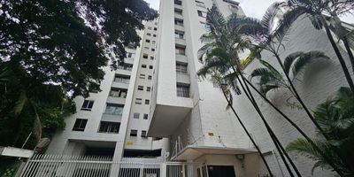 Venta apartamento piso 10 con ascensor en edificio del barrio Normandía. Con 115 m2, distribuidos así: tres habitaciones principal con vestier y baño,  baño de alcobas, cocina, cuarto de empleada con baño, estudio o sala de tv, sala comedor con balcón, depósito y 3 parqueaderos (2 en línea). Excelente vista, iluminado, remodelado, muy bonito, no impacto de ruido, cerca a la montaña. El edificio cuenta con piscinas para niños y adultos, zona infantil, sauna, turco, salón social, gimnasio, vigilancia 24/7, parqueadero para visitantes. Zona de alta valorización, cerca a zona hotelera, supermercados, gimnasio, al río Cali.