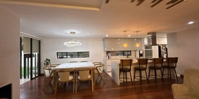 ESPECTACULAR CASA CON TERRAZA Y BBQ  EN VENTA CON VISTA PANORÁMICA A LOS CERROS  UBICADA EN EL PRESTIGIOSO SECTOR  DE USAQUÉN A MINUTOS DEL  PARQUE CEDRO GOLF CON CONECTIVIDAD A VÍAS PRINCIPALES COMO LA   CARRERA 7 Y AUTOPISTA NORTE EN ZONA RESIDENCIAL EN CONJUNTO SEGURO CON VIGILANCIA 24 ESTA HERMOSA CASA RODEADA DE  ESPACIOS VERDES , PERFECTOS PARA TU TRANQUILIDAD ESTA DISTRIBUIDA EN 4 HABITACIONES, LA PRINCIPAL CON BAÑO PRIVADO CON TINA , WALK-IN CLOSET Y BALCÓN PRIVADO CON LINDAS VISTA , TAMBIÉN CUENTA CON UN ESTUDIO IDEAL PARA HOME OFFICE, UNA OFICINA INDEPENDIENTE CON BAÑO QUE PUEDE SER UTILIZADA COMO CUARTO DE SERVICIO, UN ACOGEDOR LIVING Y UNA COCINA INTEGRAL MODERNA CON CAMPANA EXTRACTORA DE ISLA. SE DESTACA SU ESPECTACULAR TERRAZA CON ZONA BBQ Y SALA SOCIAL, IDEAL PARA REUNIONES Y MOMENTOS INOLVIDABLES, ASÍ COMO UN AMPLIO PATIO CON JARDÍN QUE APORTA UN AMBIENTE NATURAL. ESTA ACOGEDORA CASA CUENTA CON ESPACIOS AMPLIOS Y LUMINOSOS PERFECTOS PARA TI QUE BUSCAS PAZ Y ARMONÍA CON TU FAMILIA. CONTÁCTANOS AHORA, ADRIANA BLANCO INMOBILIARIA.