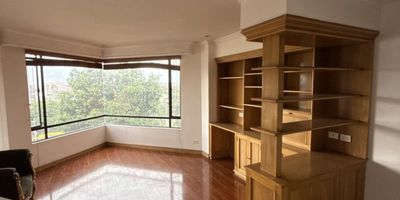 EXCLUSIVO APARTAMENTO EN VENTA EN ESTRATÉGICA UBICACIÓN EN ZONA RESIDENCIAL EN SOTILEZA CON FÁCILES VÍAS ACCESO QUE OFRECE  EXCELENTE CONECTIVIDAD, INMEDIATA A LA AVENIDA BOYACÁ Y LA CALLE 127, ADEMÁS DE ESTAR CERCA DE TRANSPORTE Y SERVICIOS ESENCIALES. EDIFICIO CON ACCESO EXCLUSIVO DE DOS CANCHAS DE SQUASH GIMNASIO BILLAR Y ZONA INFANTIL Y PARA MAYOR SEGURIDAD 24H. APARTAMENTO ACOGEDOR CON ALTA LUMINOSIDAD, SALA -COMEDOR CON CHIMENEA, COCINA INTEGRAL , CON 3 HABITACIONES LA PRINCIPAL CON BAÑO PRIVADO CON LA MEJOR CALIDAD EN MADERA CARPINTERÍA EN FLOR MORADO  Y DOS HABITACIONES CON OPCIONES IDEALES  PARA ADECUAR ESTUDIO , DOS GARAJES CUBIERTOS ¡NO PIERDAS LA OPORTUNIDAD DE VIVIR EN UN ESPACIO ÚNICO CON TODAS LAS COMODIDADES A TU MANO CONTÁCTANOS AHORA . ADRIANA BLANCO INMOBILIARIA