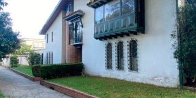 ESPECTACULAR CASA – OFICINA EN VENTA CON OPCIÓN DE ARRIENDO EN ZONA RESIDENCIAL EN CALLE CERRADA SUPER TRANQUILO CERCA DE LA AUTOPISTA NORTE CON EXCELENTES VÍAS DE ACCESO. ESTA HERMOSA CASA CUENTA CON DOS NIVELES CON HALL DE ENTRADA SUPER AMPLIA CON ESPACIOS PARA VEHÍCULOS DONDE PERFECTAMENTE PUEDEN CABER 4, 3 AMPLIOS Y TRANQUILOS ESPACIOS DE OFICINA IDEALES PARA LA MEJOR CONCENTRACIÓN AL MEJOR ESTILO RUSTICO, CON COCINA INTEGRAL EQUIPADA CON PATIO INTERIOR EN EL SEGUNDO NIVEL CON UN HERMOSO ALTILLO CON 4 CUARTOS Y 2 BAÑOS IDEALES PARA AQUELLOS QUE BUSCAN LA MEJOR COMODIDAD Y PROGRESAR A LA MANO DE TU FAMILIA . QUE ESPERAS PARA CONOCERLA ¡EL LUGAR IDEAL PARA QUIENES BUSCAN ELEGANCIA Y FUNCIONALIDAD! ADRIANA BLANCO INMOBILIARIA