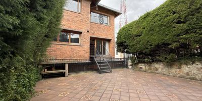 ESPECTACULAR CASA EN VENTA CON TOQUE RUSTICO SIN SALIR DE LA CIUDAD;
Ubicada en zona de mayor arborización en el noroccidente de la ciudad con fáciles vías de acceso principales  como la Avenida Suba y la Avenida Boyacá a minutos del centro comercial Parque la Colina. Casa en conjunto cerrado con seguridad las 24 h . Hermosa casa de tres niveles, con un encantador altillo como nivel superior. Desde el ingreso, te recibe un amplio y luminoso hall de entrada que da paso a una acogedora zona social. Luego encontramos un comedor independiente , cocina integral al mejor estilo tipo americano , un pasillo que conduce a la zona de lavandería con salida directa a la terraza, perfecta para disfrutar al aire libre.
En el siguiente nivel se encuentra el área privada con chimenea donde se puede adecuar estudio o otra habitacion , luego 3 habitaciones, cada una con baño privado la habitación principal y la segunda habitación cuentan con walk-in closet.
Finalmente, en el último nivel, se encuentra un amplio altillo con balcón y baño privado , un espacio versátil que puede utilizarse como sala de juegos, oficina, gimnasio o incluso una quinta habitación. Esta casa incluye deposito y dos garajes . Más que una casa un hogar donde cada rincón inspira bienestar vive aquí, y no pierdas la oportunidad  de brindarle a tu familia de vivir con tranquilidad y seguridad, Adriana Blanco inmobiliaria .