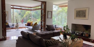 ESPECTACULAR APARTAMENTO EN ARRIENDO UBICADO EN UNA DE LAS  LAS  ZONAS DE MAYOR ARBORIZACIÓN EN GRATAMIRA -  BOGOTÁ, CON VISTAS INIGUALABLES  HACIA A LOS CERROS CON FÁCILES VÍAS DE ACCESO PRINCIPALES COMO AV. BOYACÁ Y AV. SUBA, FACILITANDO EL TRANSPORTE HACIA CUALQUIER ZONA DE LA CIUDAD. A POCOS METROS DEL PARQUE DE LA COLINA Y EL CLUB COLSUBSIDIO DE COLINA  Y  TRASPORTE CERCANO. ESTE HERMOSO APARTAMENTO EN ZONA RESIDENCIAL EN CONJUNTO CERRADO RODEADO ARBORIZACIÓN Y AMBIENTE FRESCO CON  24 H DE SEGURIDAD , CON GIMNASIO DE ACCESO PRIVADO Y ZONA INFANTIL ACOMPAÑADA DE ZONAS VERDES Y UN LAGO PARA QUE PUEDAS DISFUTAR ESTOS PAISAJES  . ESTE APARTAMENTO CON BALCÓN AMPLIO CON VISTAS DE 360°GRADOS , CON ÁREA SOCIAL CON ABUNDANTE LUZ NATURAL  , COCINA INTEGRADA CON LA MEJOR TECNOLOGÍA CAMPANA EXTRACTORA TIPO ISLA , CON ZONA DE ESTAR , ESTUDIO , HALL DE ALCOBAS DANDO A TRES HABITACIONES CADA UNA CON BAÑO PRIVADO LA PRINCIPAL CON TINA Y WALKING Y CLOSET . QUE ESPERAS PARA VIVIR ARMONIOSAMENTE Y CON TOTAL TRANQUILIDAD . AGENDA TU VISITA NO PIERDAS ESTA ÚNICA  OPORTUNIDAD. ADRIANA BLANCO INMOBILIARIO