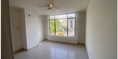 CÓDIGO 9655FR747. Apartamento ubicado en el Centro Histórico. Cuenta con tres habitaciones, dos baños, sala-comedor con buena iluminación, cocina integral, balcón con vista urbana, área de labores y habitación de servicio con baño. Ubicado en un sector de fácil acceso y cercano a puntos de interés del centro. SI ESTA PROPIEDAD ES DE SU INTERÉS, CONTÁCTENOS Y AGENDAMOS UNA CITA.
