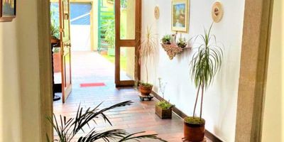 ADRIANA BLANCO EXCELENTE CASA ESQUINERA CON AMPLIO JARDÍN EN VENTA, UBICADA EN UN SECTOR MUY TRANQUILO Y SEGURO, MUY CERCA A UN HERMOSO PARQUE CON EXCLENTES VÍAS DE ACCESO A LA AV. BOYACÁ Y AV. SUBA. CASA CON AMPLIA DISTRIBUCIÓN Y HERMOSOS JARDINES EXTERIORES Y PRIVADOS, CUENTA CON ABUNDANTE ILUMINACIÓN NATURAL, EXCELENTE DISTRIBUCIÓN DE ESPACIOS. SALA Y COMEDOR INDEPENDIENTES Y ESTUDIO CON SALIDA AL LA TERRAZA Y AL JARDÍN. COCINA AMPLIA, 4 HABITACIONES AMPLIAS, 3 BAÑOS, LA HABITACIÓN PRINCIPAL  CON SU WALKING CLOSET, ADICIONALMENTE   EN EL SEGUNDO NIVEL CON UN APARTAESTUDIO CON UNA HABITACIÓN Y SU BAÑO,  EL HOGAR IDEAL PARA FAMILIAS GRANDES QUE AMAN LA NATURALEZA Y LOS JARDINES SIN SALIR DE BOGOTÁ.