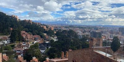 ADRIANA BLANCO EXPECTACULAR CASA DUPLEX EN VENTA CON TERRAZA UBICADA EN BOSQUE MEDINA CERCA AL REFUGIO FORESTAL DE LA ZONA, CONJUNTO CON SENDEROS PEATONALES Y COMODAS VIAS DE ACCESO, CONJUNTO RESIDENCIAL MUY TRANQUILO CON SEGURIDAD 24/7 , ZONA INFANTIL CANCHA DE SQUASH Y SALON COMUNAL. EXCLUSIVA CASA, MUY ILUMINADA CON ESPECTACULAR VISTA SUBRREALISTA DE 180 GRADOS A LA CIUDAD. ZONA SOCIAL Y ACCESO A TERRAZA , 3 HABITACIONES CON BAÑO CADA UNA. ZONAS DE ROPAS Y 3 GARAJES INDEPENDIENTES. EL LUGAR MAGICO QUE NO HAS ALCANZADO A SOÑAR.