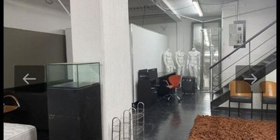 ADRIANA BLANCO  ESPECTACULAR BODEGA EN VENTA, UBICADA ESTRATÉGICAMENTE EN ALCAZARES  ZONA DE USO COMERCIAL Y SEMI INDUSTRIAL CERCA A LA AV 30 Y CL 72  BODEGA DE USO COMERCIAL Y DE SERVICIOS  DISTRIBUCIÓN  EN FORMA RECTANGULAR DE DOS PISOS CON 285 MT2 DE CONSTRUCCIÓN CON 140 MT2 EN CADA PISO  BIEN DISTRIBUIDOS E ILUMINADOS, CON FRENTE DE 8MT Y FONDO DE 18 MT CON   BUENA  VENTILACION Y PISOS CON RESISTENCIA DE 30 TONELADAS.  TIENE UN ARCHIVADOR  MUY GRANDE QUE PUEDE FUNCIONAR DE  DEPOSITO  O SE PUEDE RETIRARA PARA DEJAR AL AIRE LIBRE , ASCENSOR DE CARGA, ENTRADA PARA CARGUE Y ENTRADA PEATONAL, UN BAÑO ¿EXCELENTE INVERSION PARA SUS PROYECTOS CUANDO DESEAS VISITARLA?