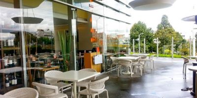 ADRIANA BLANCO ESTRATÉGICO LOCAL EN VENTA , CON CONTRATO DE ARRENDAMIENTO VIGENTE COMO INVERSIÓN , UBICADO EN EL MEJOR CORREDOR COMERCIAL DE BOGOTÁ, LO QUE LE PERMITE MAYOR VISIBILIDAD, Y EXCELENTE ACCESO A VÍAS PRINCIPALES, CERCANO A OFICINAS, BANCOS, RESTAURANTES, TIENDAS Y PARQUES CON UNA POBLACIÓN FLOTANTE NUMEROSA. UBICACIÓN MUY ESTRATÉGICA CON COBERTURA DE LAS PLATAFORMAS DIGITALES. LOCAL CON  215 M2 MAS   45 M2  DE AREA COMÚN Y DE USO EXCLUSIVO EN LA TERRAZA. AREA INTERNA MUY BIEN DISTRIBUIDA EN DOS NIVELES, 130M2 DE ATENCIÓN Y 85M2 APROX EN LA COCINA UBICADA EN EL SEGUNDO NIVEL. OFRECE ABUNDANTE ILUMINACIÓN NATURAL, CON VENTANALES DE PISO A TECHO EN EL PRIMER NIVEL, Y 2 BATERIAS  DE BAÑO, UNO EN CADA NIVEL  ESTABLECIMEINTO IDEAL PARA SUCURSAL O RESTAURANTE  YA QUE TIENE HORARIO LIBRE DE ATENCION AL PUBLICO. EL LOCAL IDEAL PARA INVERSIONISTAS ESTRATÉGICOS QUE BUSCAN INICIAR SUS PROYECTOS EN EL MEJOR CORREDOR COMERCIAL DE BOGOTÁ. ¿QUE ESPERAS PARA VISITARLO?