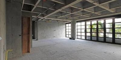 Un apartamento de 3 habitaciones y cuarto de servicio, Se entrega parcialmente terminado. Faltaría: Madera y Cocina. Cuenta con 3 parqueaderos, de los cuales 2 son con escritura y 1 es zona común de uso exclusivo. También incluye cuarto útil . Edificio de una sola torre de 9 pisos.