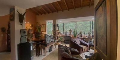 Amplio Apartamento Tríplex el ingreso es por el piso de la mitad y tiene las habitaciones abajo y un mezzanine hacia arriba, tiene todo el potencial de remodelación, sin balcon en excelente zona residencial del Poblado en límites con Envigado , rodeado de Zonas Verdes , cerca a la Frontera , con acceso facil a rutas de buses , hospital, colegio, iglesia, acceso al Poblado y a envigado, zona residencial con facilidad de recorrer caminando.