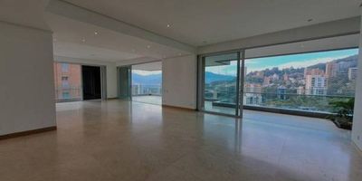 Exclusivo Edificio, con acabados de lujo, sofisticado diseño, apartamento muy iluminado, fresco, generosos y cómodos espacios; sin mencionar la imponente vista que rodea todo el apartamento. , Ideal para personas que tienen como prioridad la tranquilidad, ya que el entorno goza de esta virtud por la naturaleza que lo rodea, por ser solo dos torres, apartamento por piso. Salón-Comedor, 3 alcobas con baño, mas social, hermosa y agradable cocina, alcoba de servicio, amplio balcón, estar, 4 parqueaderos y útil