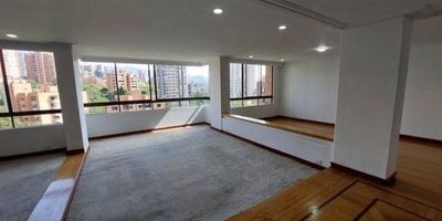 Eres de los que prefieres sacrificar años para ganar espacio, este apartamento podría ser una excelente alternativa para ti; , con una agradable vista; Además de ser fresco, espacioso y con buenos espacios, tiene una ubicación estratégica cerca de todo, con buenas vías de acceso, este apartamento se ve muy agradable y acogedor, con espacios únicos que conservan su originalidad, en su interior todo es respetuoso y con esencia, tiene unos espacios super agradables. Son 180,32 M2, distribuidos en 3 alcobas todas con baño, baño social, cocina cerrada, sala-comedor-estar, alcoba de servicio con baño, parqueadero para 2 carros (42 - 43 ), 2 cuartos útiles, unidad cerrada con portería 24 horas y zonas comunes. (Juegos infantiles, salón social, zonas verdes).
