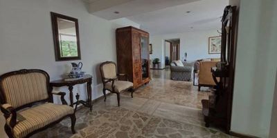 Amplio y Tradicional Apartamento en Venta – El Poblado, Medellín, sector los Catay. con una generosa área de 234 m², este apartamento ofrece espacios amplios, funcionales y llenos de luz natural, ideales para disfrutar en familia. consta de 4 alcobas, dos de ellas con baño privado, más 1 baño auxiliar y baño social, Alcoba de empleada con baño, cocina integral, Zona de ropas, amplio balcón con vista abierta, salón, comedor, biblioteca, parqueadero doble y Cuarto útil, portería 24 horas, ascensor, juegos infantiles, salón social, ubicación estratégica cerca de centros comerciales, restaurantes, supermercados y vías principales. ¡Contáctanos y agenda tu visita hoy mismo! Vive El Poblado como siempre lo soñaste. Actualmente se encuentra rentando