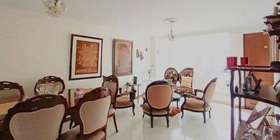 Comodo y amplio apartamento ubicado en el la castellana, tercer piso con ascensor, 3 alcobas mas una de servicio, sala comedor, 2 closet 1 Vestier, 3 baños, cocina integral, red de gas, zona de ropas, balcón, piso en ceramica, parqueadero y cuarto útil propio, paga una administración de $500.000 mensual, video portero