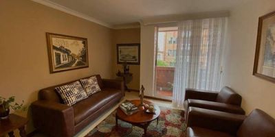 Apartamento ubicado en laureles, Sector la castellana, a dos cuadras de la universidad adventista, espacios amplios, 145,38 distribuidos en 4 habitaciones, dos de ellas con baño completo y Vestier, las otras dos habitaciones con closet y baño compartido, sala comedor, estudio, dos terrazas a cada costado del apartamento, las habitaciones tienen acceso a una de las terrazas, cocina cerrada, habitación del servicio con baño completo; Parqueadero doble lineal y cuarto util. El edificio cuenta con porteria 24 horas y ascensor.