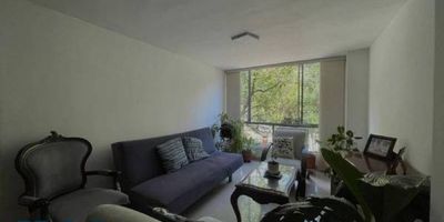 Características del Inmueble: • 3 Habitaciones (2 con vestier y baño privado) • 3 Baños en total • Cocina cerrada integral (sin campana) • Mesón en granito • Sala y comedor • Zona de ropas • Parqueadero sencillo • Red de gas y servicios públicos  Descripción: Este hermoso apartamento de 1 solo nivel, ubicado en el exclusivo sector de La Frontera, ofrece un ambiente residencial tranquilo con excelente conectividad y cercanía a todo. Su diseño ha sido remodelado para brindar comodidad y estilo: habitaciones amplias con pisos en porcelanato, baños modernos con cabinas en vidrio templado y una distribución funcional en todas las áreas. Ideal para familias que valoran la ubicación, seguridad y acabados de calidad.  Entorno y Ubicación: • A pasos de Mall La Frontera y la Avenida El Poblado • Cerca de supermercados como Carulla y Euro • Rodeado de zonas verdes, colegios como San Lucas, La Salle y Benedictinos • Cerca de Sao Paulo Plaza, Museo Otraparte, Parque Lineal La Frontera • Excelente acceso a transporte público y vías principales  Valor de Venta: $650.000.000  Administración: $837.000  Avalúo Catastral: $310.000.000  Predial Anual: $2.300.000  Área construida: 85 m²  Estrato: 6  Segundo piso – Sin ascensor  Zonas Comunes: • Portería 24 horas • Zonas verdes • Parqueadero de visitantes  Nota: • Las visitas se coordinan directamente con la propietaria