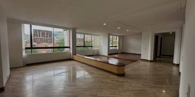 Apto en venta en El Poblado, sector La Concha — 183,45 m² diseñados para quienes valoran los espacios generosos y la buena ubicación. Cada habitación con baño privado, sin registro ni poniente, lo que garantiza privacidad y frescura. Iluminación natural, excelente distribución y a pocos pasos de supermercados, restaurantes y vías principales. Una propiedad para disfrutar con tranquilidad y plusvalía.