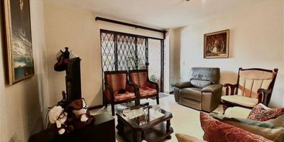 Apartamento con ubicación inmejorable en Belén, Medellín Vive cerca de todo, en una zona tranquila y con excelente conectividad. Este acogedor apartamento se encuentra a solo 2 minutos caminando del Centro Comercial Los Molinos, 5 minutos de la Universidad de Medellín y 5 minutos caminando de la estación del metro, lo que te permite moverte fácilmente por toda la ciudad. Rodeado de restaurantes, cafés, supermercados y zonas verdes, es el lugar ideal para quienes buscan comodidad, tranquilidad y acceso a todos los servicios sin necesidad de carro. Perfecto para quienes valoran una vida práctica y con excelente entorno residencial. Esta en un piso 2 con facil acceso sin ascensor .